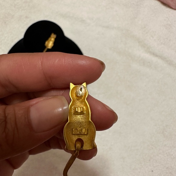 Cat Dancing Tail Earrings - Picture 5 of 5